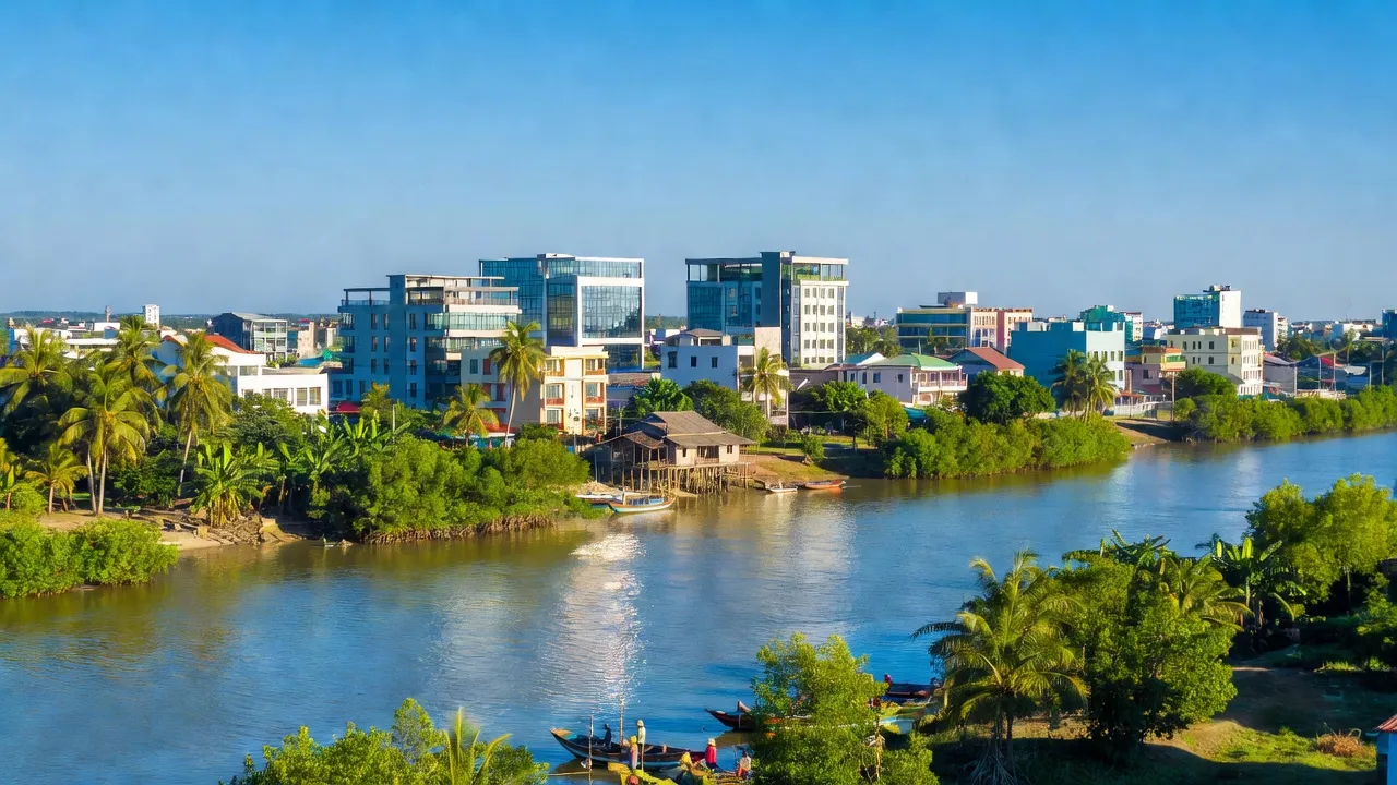 Thị trấn Cái Đôi Vàm, huyện Phú Tân, tỉnh Cà Mau với sông và kiến trúc đô thị hiện đại.