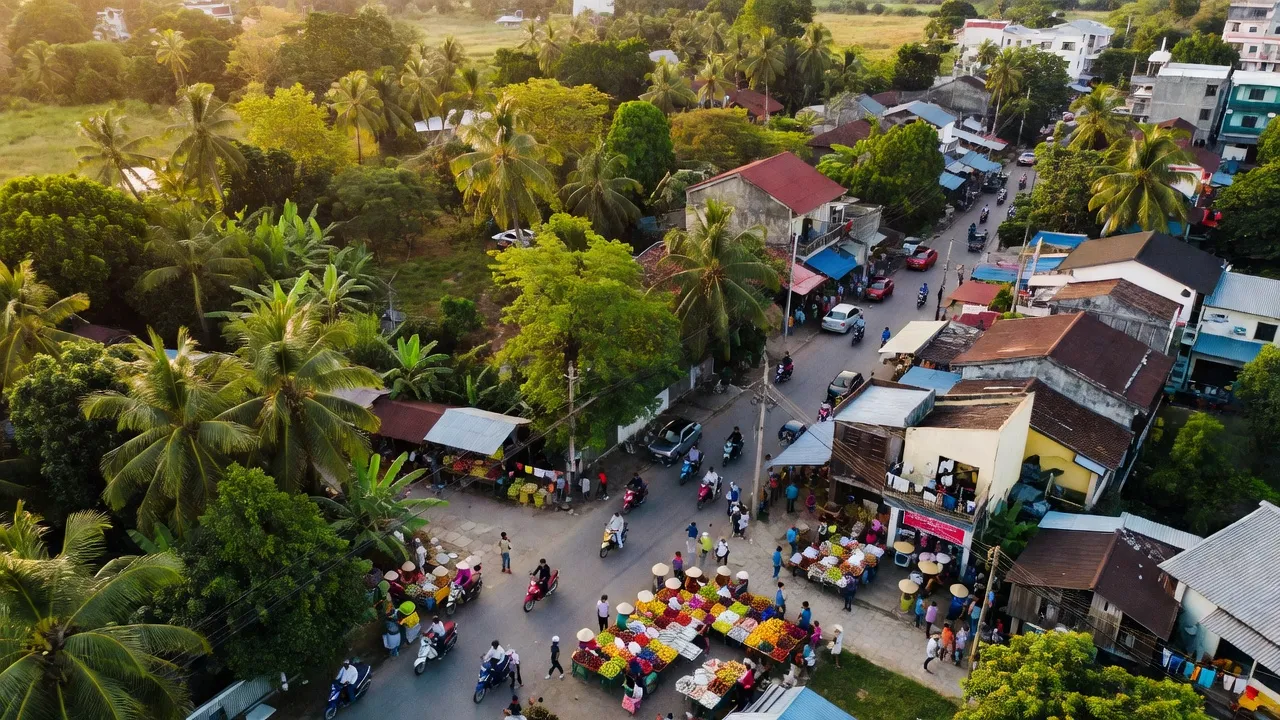 Khung cảnh Thốt Nốt, Cần Thơ với cảnh sắc thiên nhiên và cuộc sống cộng đồng nhộn nhịp.
