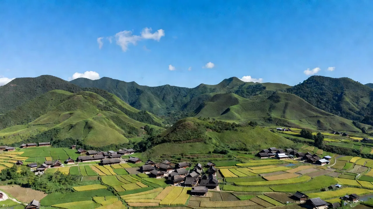 Khánh Xuân, Bảo Lạc, Cao Bằng với cảnh sắc thiên nhiên, nhà sàn truyền thống và đồng ruộng xanh tươi.