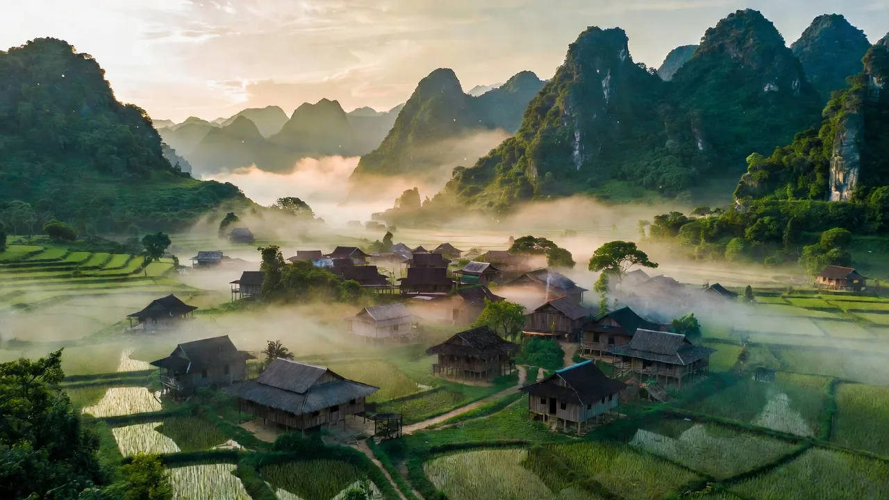 Khung cảnh xã Sơn Lập, huyện Bảo Lạc, Cao Bằng với núi non và sương mù, cuộc sống nông thôn.