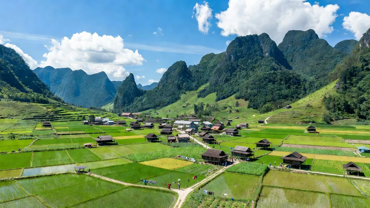 Cảnh quan huyện Hạ Lang, tỉnh Cao Bằng với thung lũng xanh và nhà truyền thống, nông nghiệp.