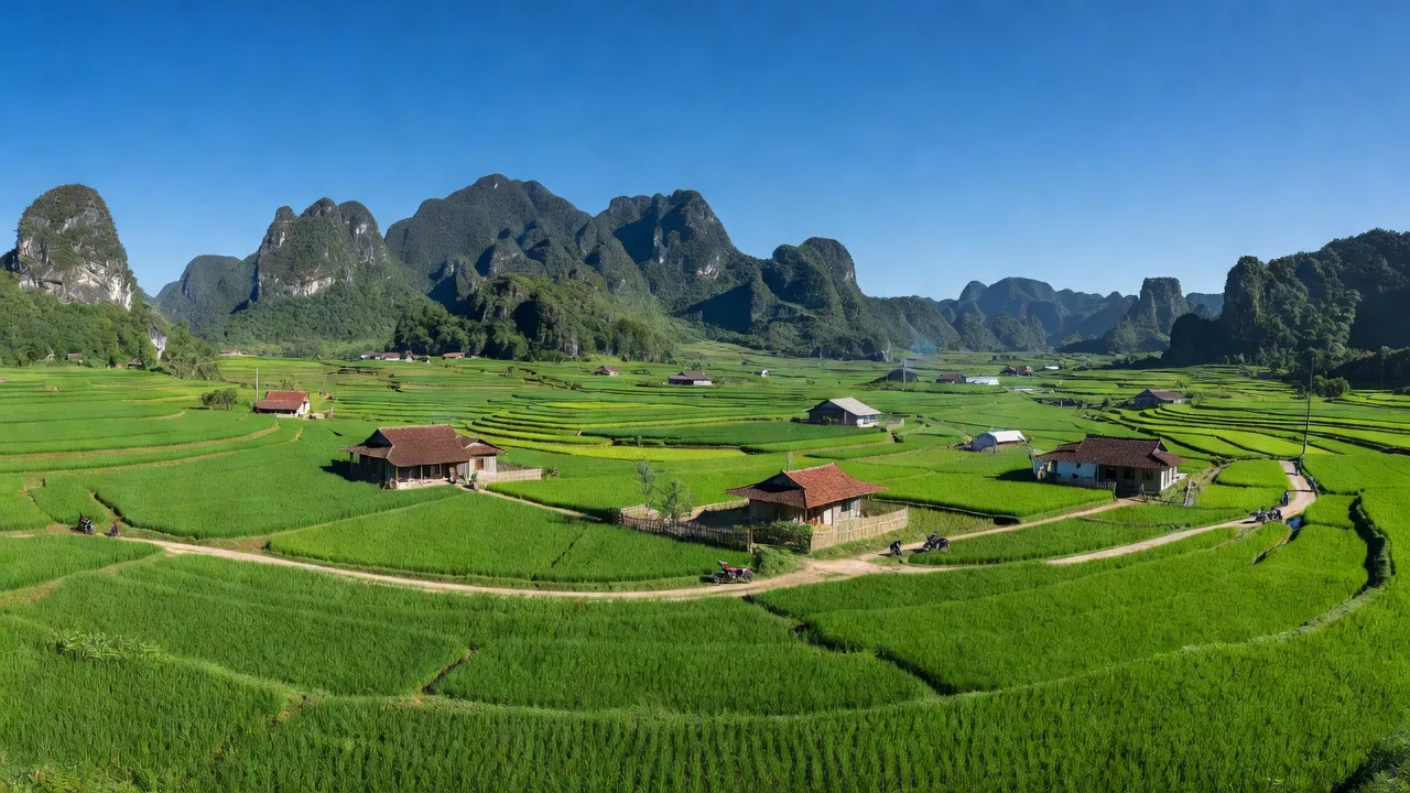 Xã Hồng Quang, huyện Quảng Hòa, tỉnh Cao Bằng với núi và cánh đồng xanh tươi, thể hiện đời sống nông thôn.