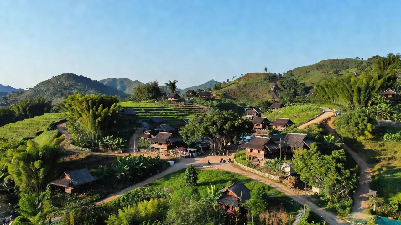 Thị trấn Đông Khê, huyện Thạch An, tỉnh Cao Bằng với thiên nhiên xanh tươi và nhà truyền thống.