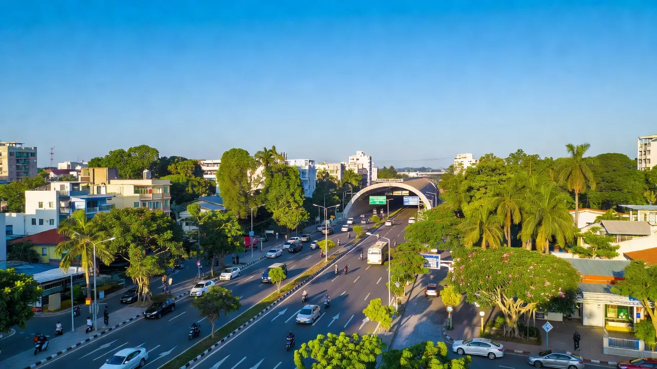 Khung cảnh Hòa Khánh Bắc, Liên Chiểu, Đà Nẵng, với cơ sở hạ tầng giao thông và thiên nhiên.