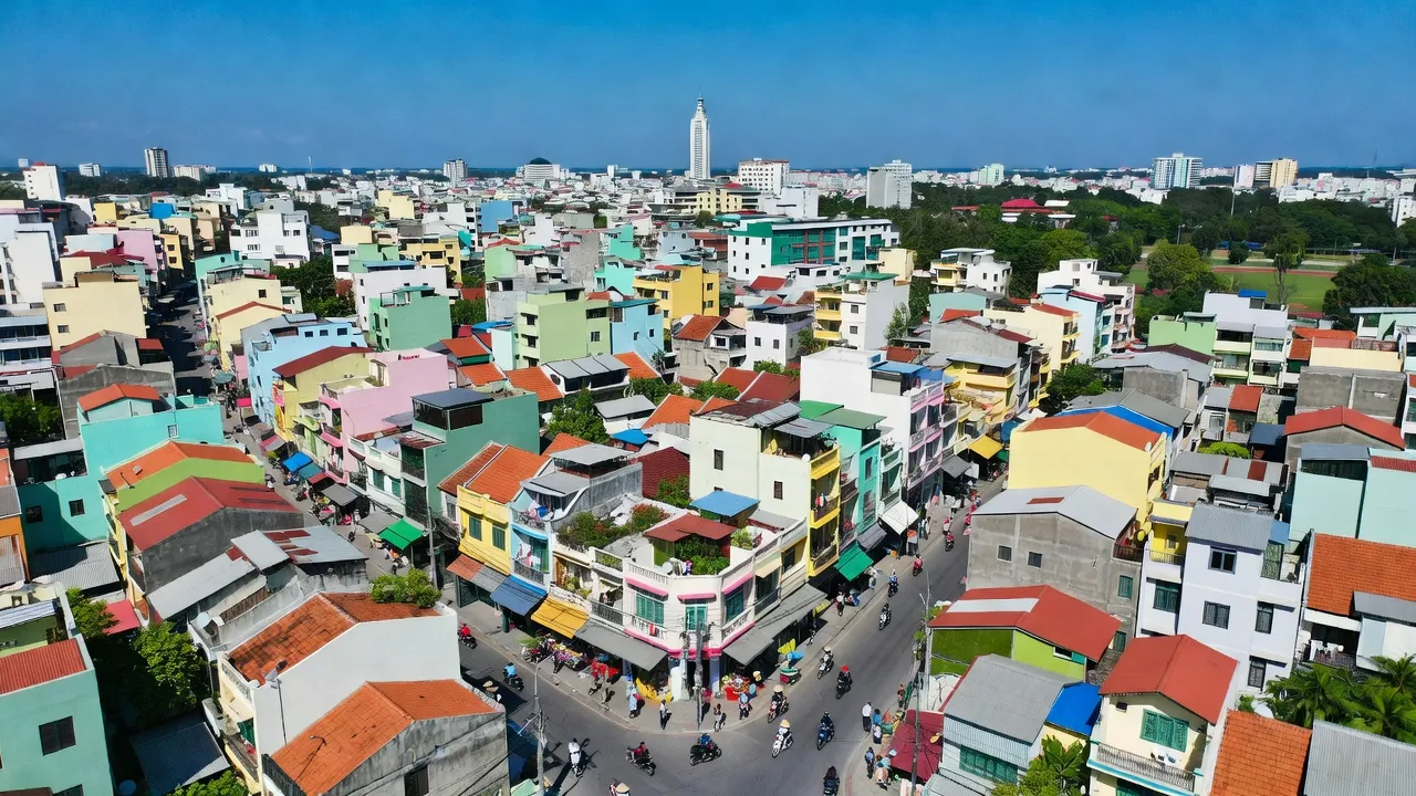 Khu dân cư Phường Chính Gián, Quận Thanh Khê, Đà Nẵng, với đường phố đông đúc và không gian xanh.