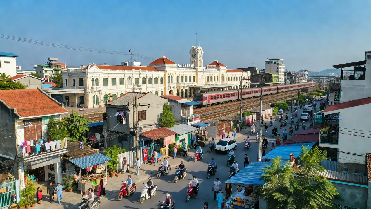 Phường Thanh Khê Đông, Quận Thanh Khê, Đà Nẵng với đường phố sôi động và ga trung tâm.