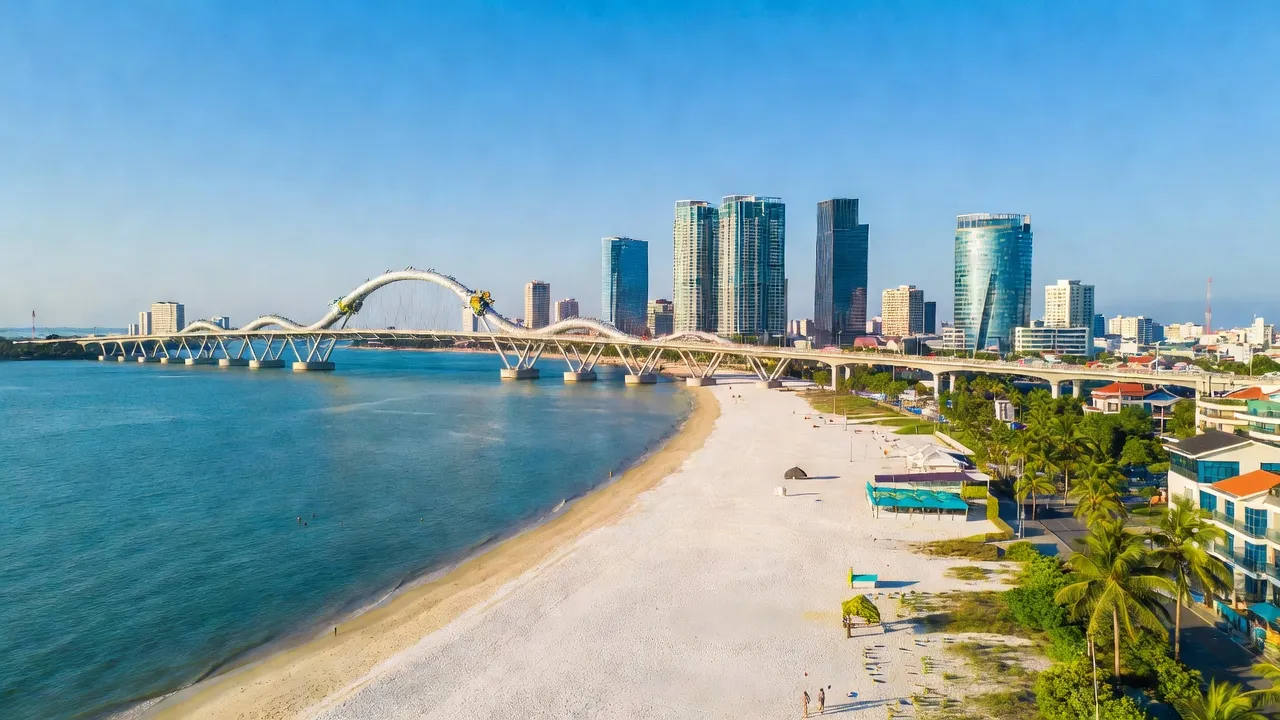 Thành phố Đà Nẵng với bãi biển, cầu Rồng và kiến trúc hiện đại. Đà Nẵng, miền Trung Việt Nam.