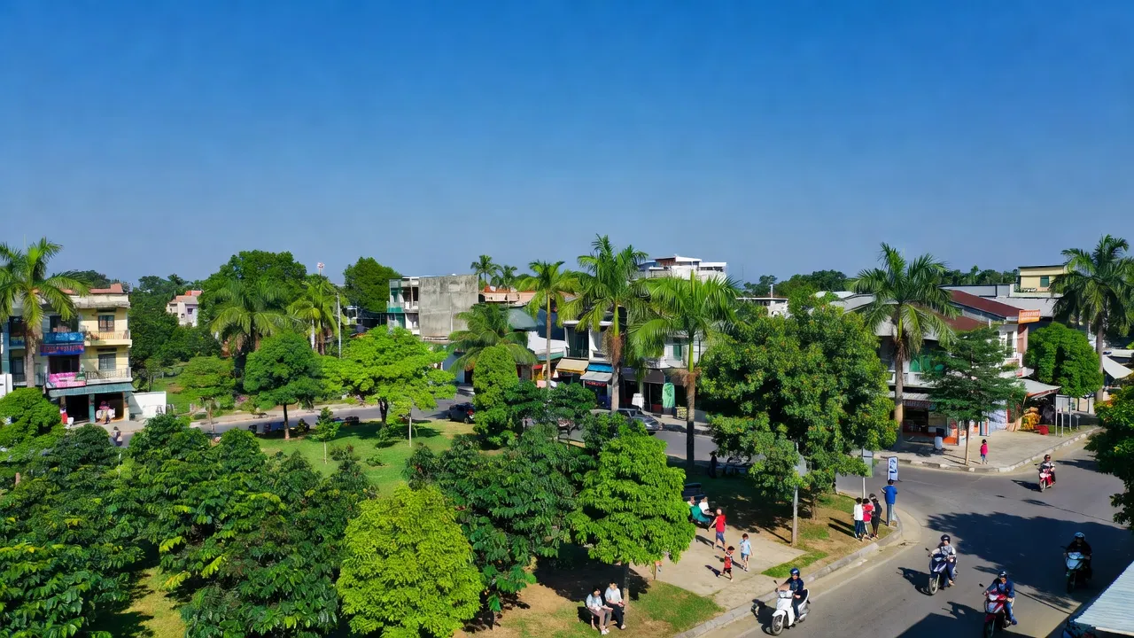 Khung cảnh Phường An Lạc, Thị Xã Buôn Hồ, Đắk Lắk với kiến trúc hiện đại và thiên nhiên xanh mát.