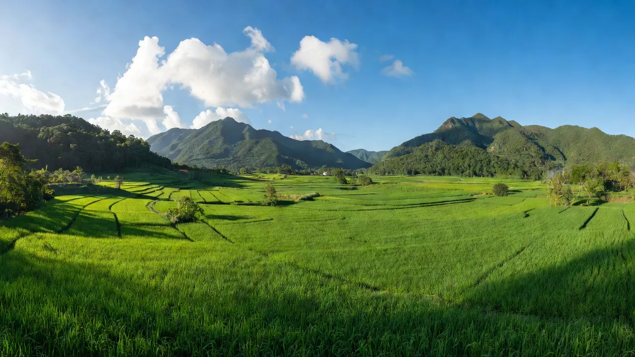 Cảnh quan xã Ea Siên, Buôn Hồ, Đắk Lắk với đồng xanh và núi non, không khí trong lành.