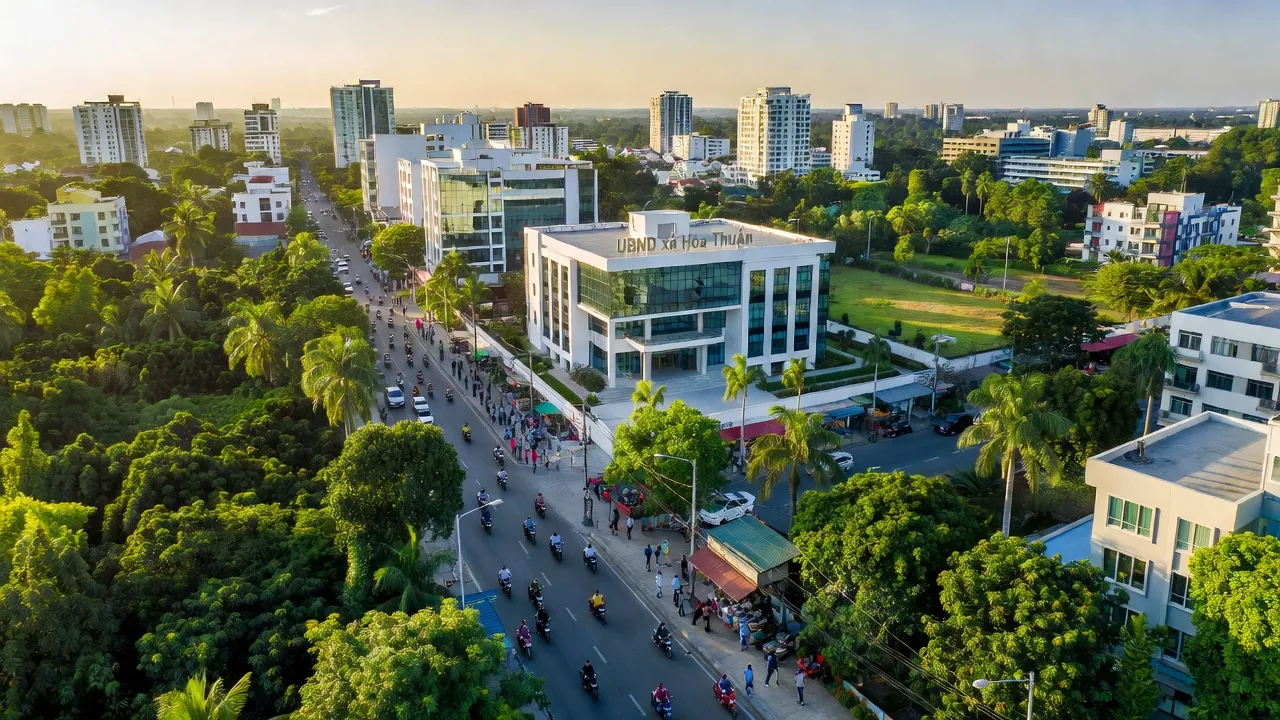 Quang cảnh xã Hòa Thuận, Buôn Ma Thuột, với cây xanh và đường phố hiện đại.