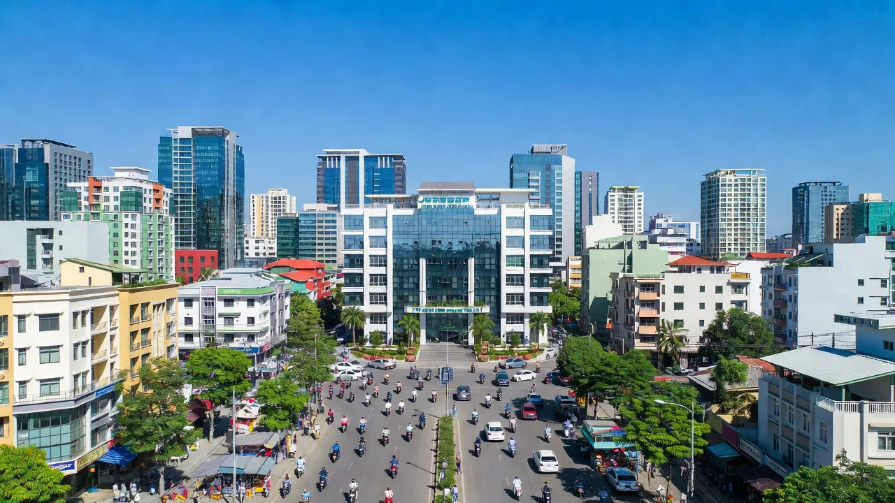 Khung cảnh phường Tân Lập, thành phố Buôn Ma Thuột, nổi bật với các tòa nhà và con đường nhộn nhịp.