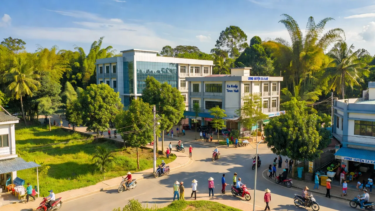 Thị trấn Ea Knốp năng động tại Đắk Lắk với cảnh quan thiên nhiên và hoạt động thương mại.