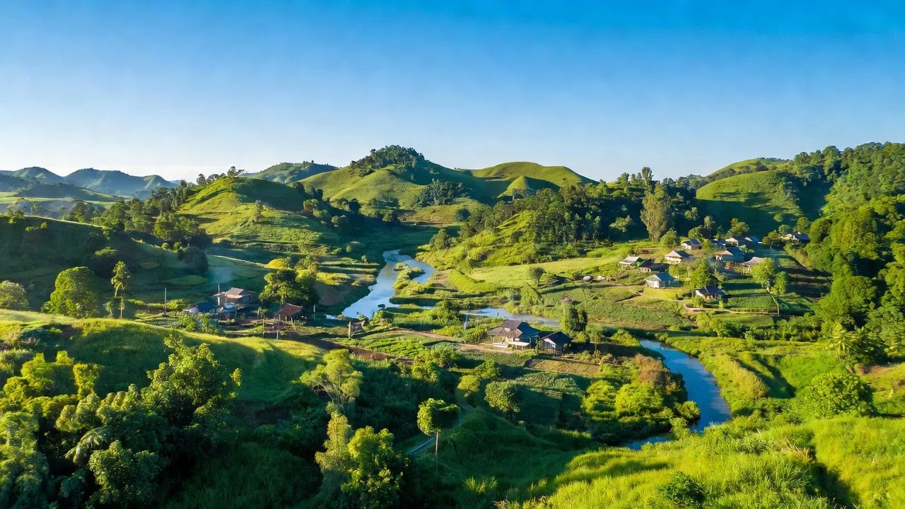 Cảnh quan huyện Ea Súp, Đắk Lắk với núi đồi, sông, và cuộc sống xanh tươi.