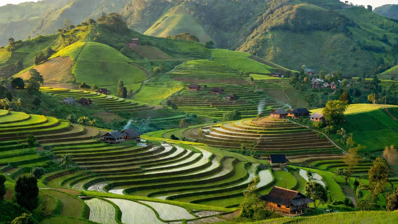 Cảnh sắc xã Cư KTy, huyện Krông Bông, Đắk Lắk với đồi núi và nhà truyền thống.