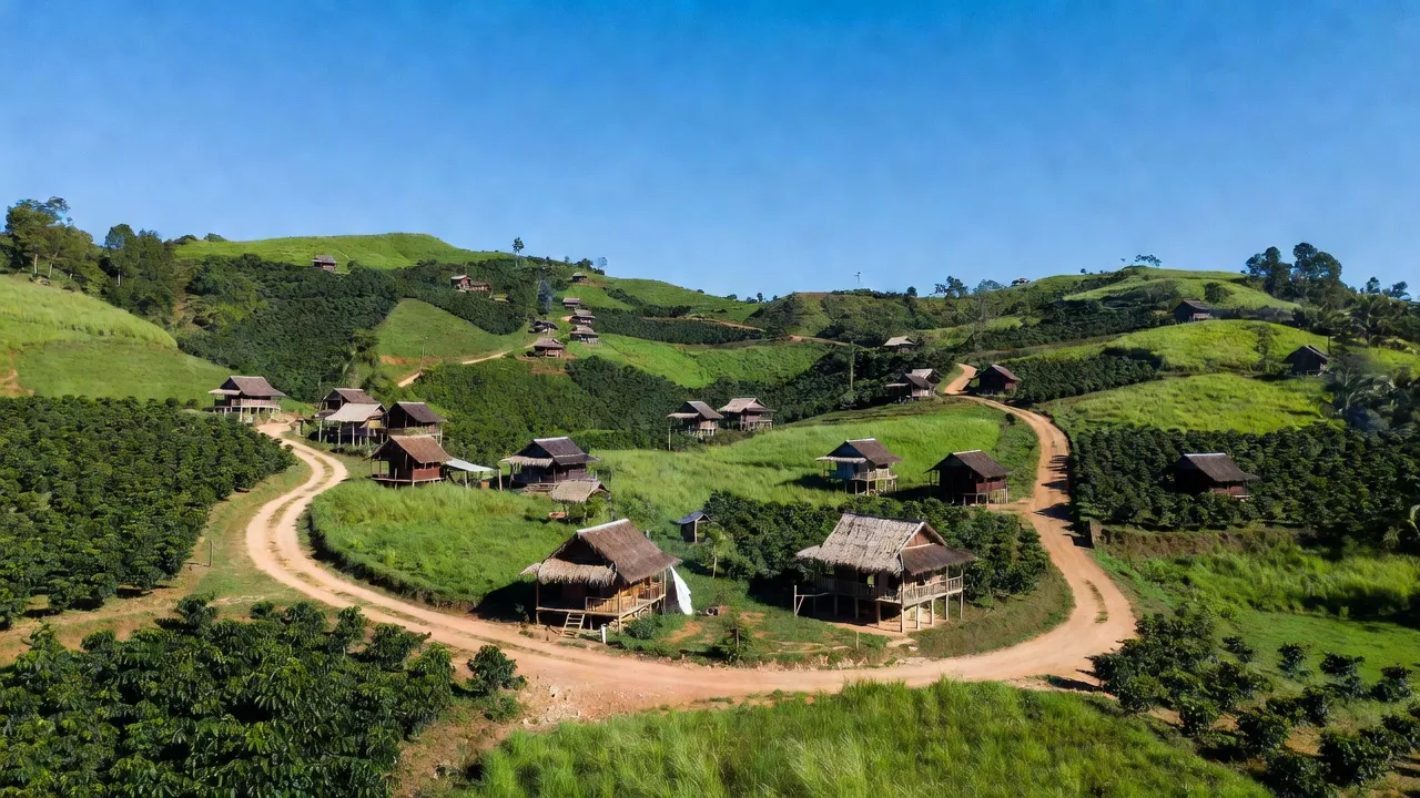 Khung cảnh xanh tươi ở xã Hòa Thành, huyện Krông Bông, tỉnh Đắk Lắk, với đường nông thôn và nhà truyền thống.