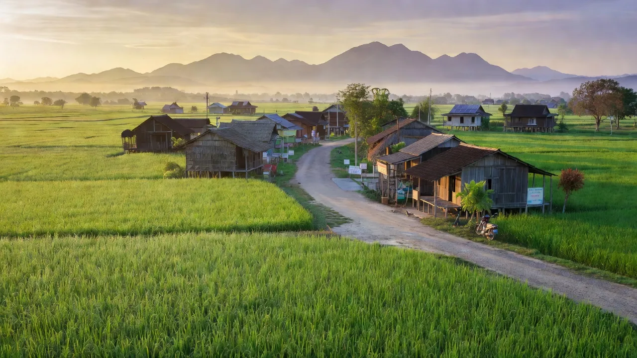 Cảnh quan xã Ea Knuếc, Krông Pắc, Đắk Lắk với cánh đồng, đường làng và núi xanh.