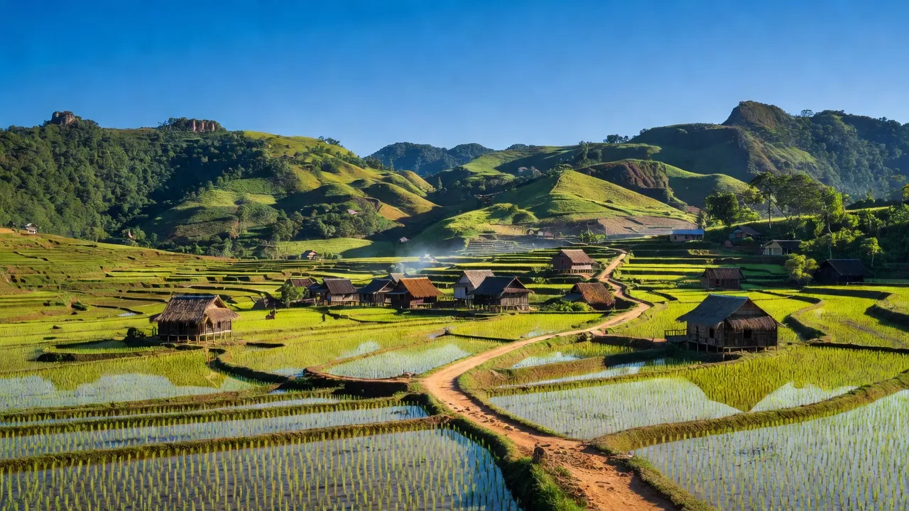 Cảnh đẹp xã Ea Kuăng, huyện Krông Pắc, Đắk Lắk với thiên nhiên tươi đẹp và nhà truyền thống.