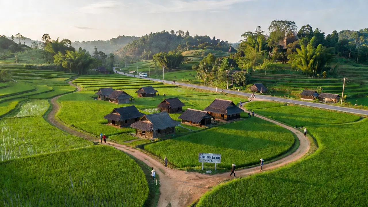 Cảnh đẹp Xã Kiến Thành, huyện Đắk R'Lấp, tỉnh Đắk Nông với cây cỏ xanh tươi và Quốc lộ 14.