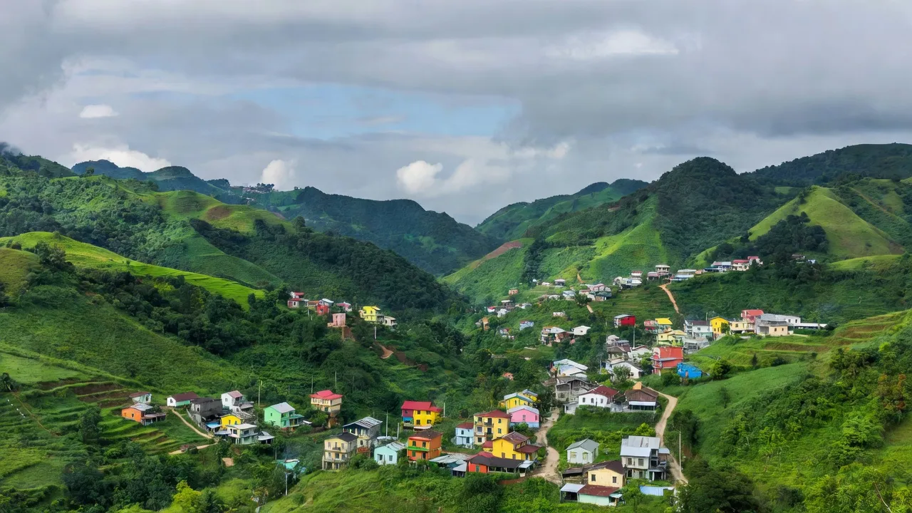 Thị trấn Đức An, huyện Đắk Song, tỉnh Đắk Nông với phong cảnh đồi núi và không khí mát mẻ.
