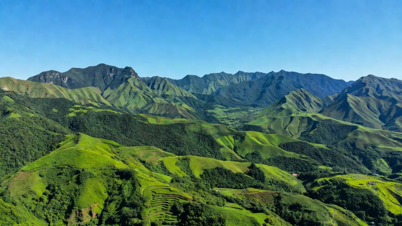 Khung cảnh đẹp tại xã Chiềng Sơ, huyện Điện Biên Đông với đồi núi và bầu trời xanh.