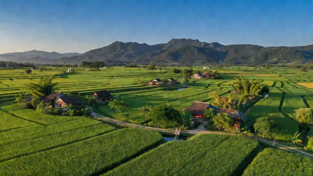 Xã Lâm San, huyện Cẩm Mỹ, tỉnh Đồng Nai với cánh đồng xanh, nhà cửa và đồi núi bình yên.