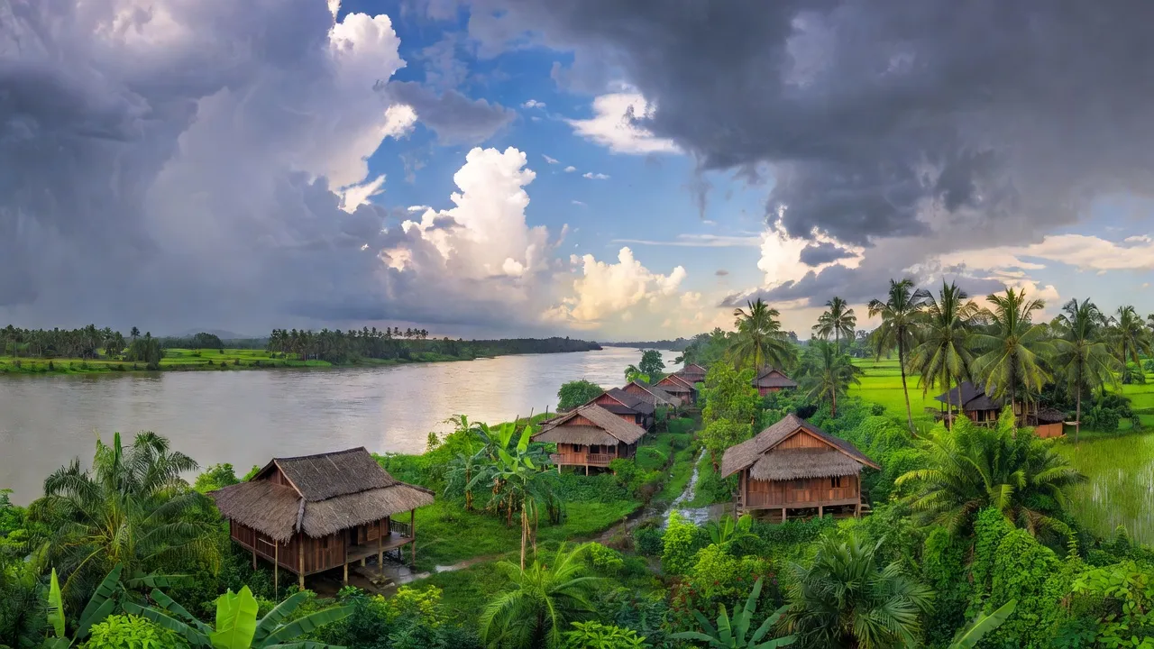 Khung cảnh xanh tươi Xã Ngọc Định, huyện Định Quán, Đồng Nai, với nhà truyền thống và sông Đồng Nai.