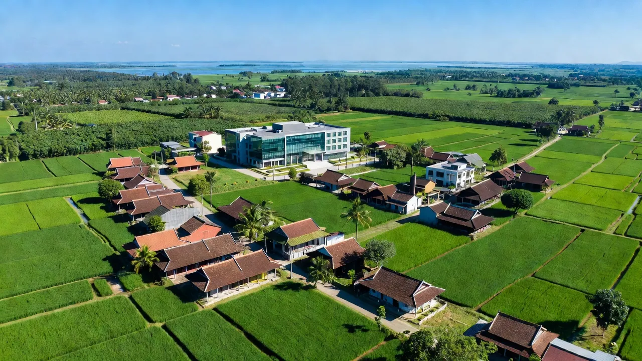 Cảnh quan xã Trị An, huyện Vĩnh Cửu, Đồng Nai với trụ sở hành chính và cánh đồng xanh.