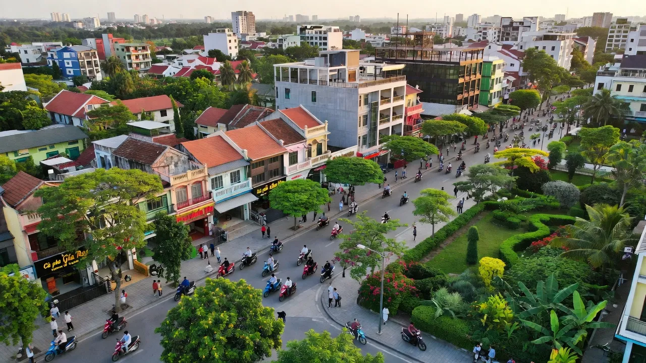 Thị trấn Gia Ray, huyện Xuân Lộc, Đồng Nai với kiến trúc hiện đại và cây xanh tươi tốt.
