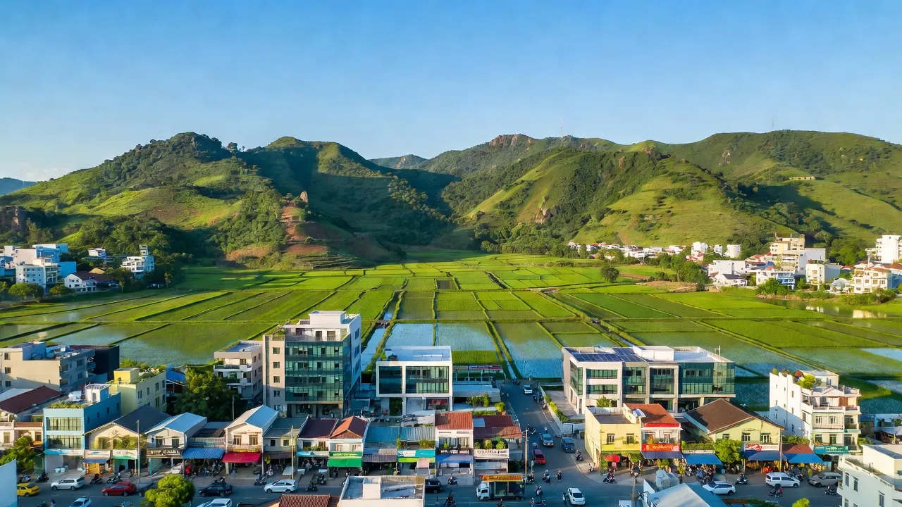 Cảnh đẹp thị xã An Khê, tỉnh Gia Lai với đồi xanh, cánh đồng và sự phát triển đô thị.