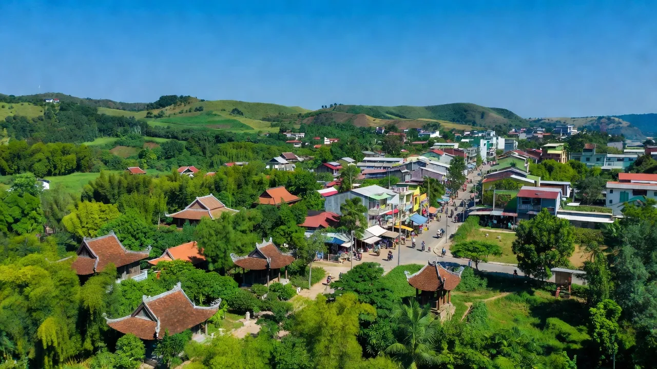 Khung cảnh Phường Sông Bờ, Thị xã Ayun Pa, Gia Lai, với cây xanh và kiến trúc Việt truyền thống.