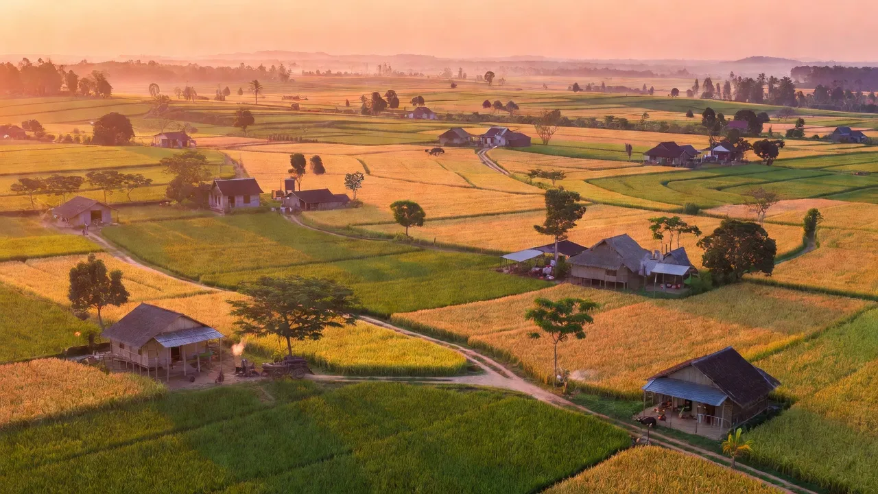 Cảnh sắc Xã Thăng Hưng, huyện Chư Prông, tỉnh Gia Lai với đồng xanh và nhà cửa địa phương.