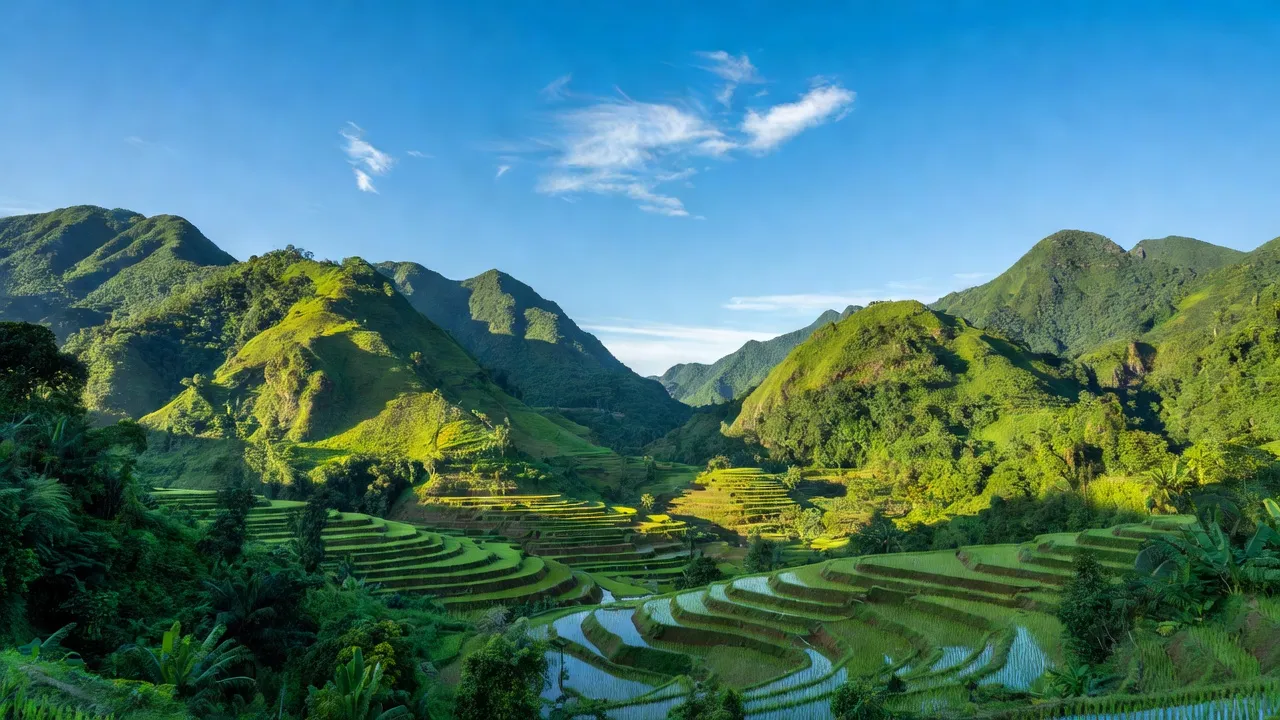 Khung cảnh xã Ia Grăng, huyện Ia Grai, tỉnh Gia Lai với núi và ruộng bậc thang.