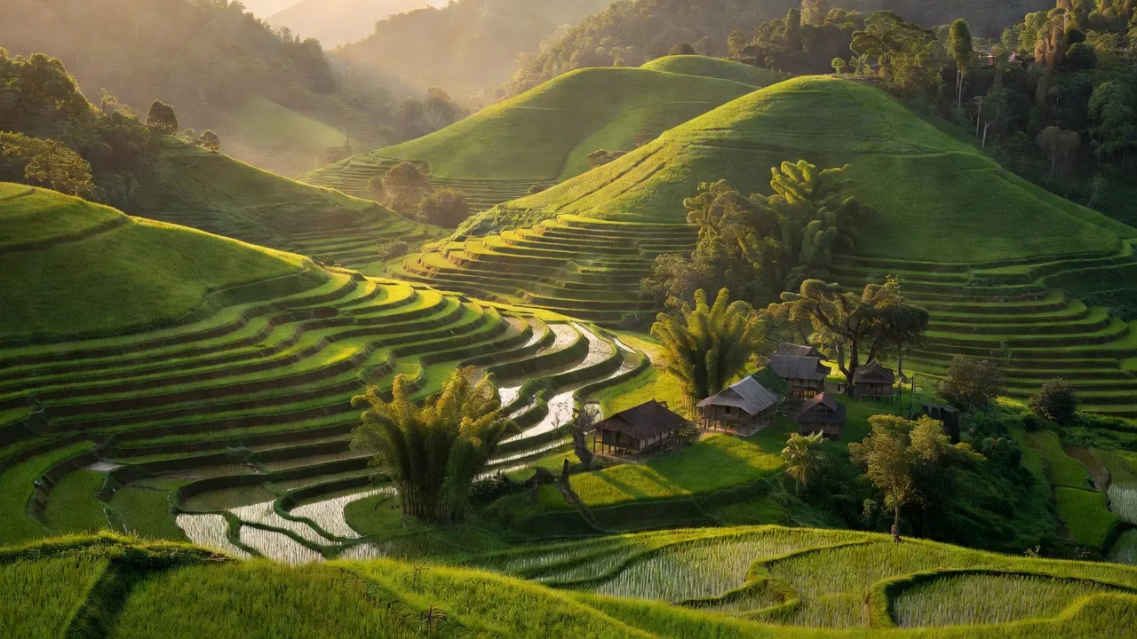 Khung cảnh đẹp xã Lơ Pang, huyện Mang Yang, tỉnh Gia Lai với núi rừng và làng dân tộc.