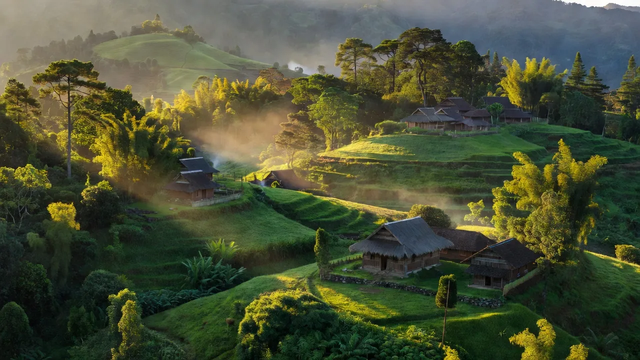 Phong cảnh xã Lạc Nông, huyện Bắc Mê, tỉnh Hà Giang, núi non xanh mát, nhà dân tộc Mông.
