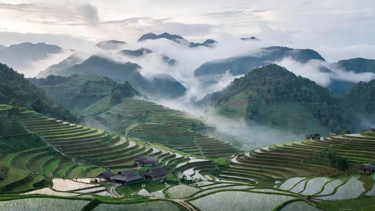 Cảnh quan Yên Phong, Bắc Mê, Hà Giang với núi non, ruộng bậc thang và mây mù.