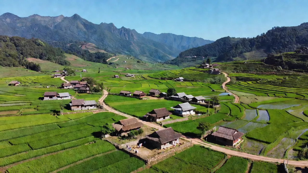 Cảnh đẹp Xã Tiên Kiều, Bắc Quang, Hà Giang với cánh đồng xanh và nhà truyền thống.