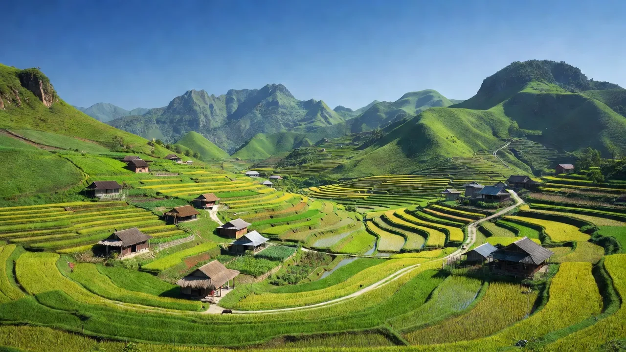 Cảnh thiên nhiên đẹp tại xã Việt Vinh, huyện Bắc Quang, tỉnh Hà Giang, với đồi núi và ruộng bậc thang.