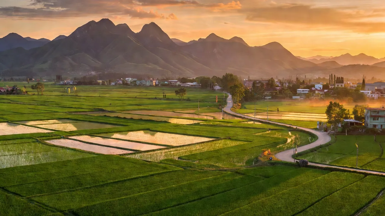 Phong cảnh thị trấn Vĩnh Tuy, huyện Bắc Quang, tỉnh Hà Giang với cánh đồng và đồi núi hùng vĩ.