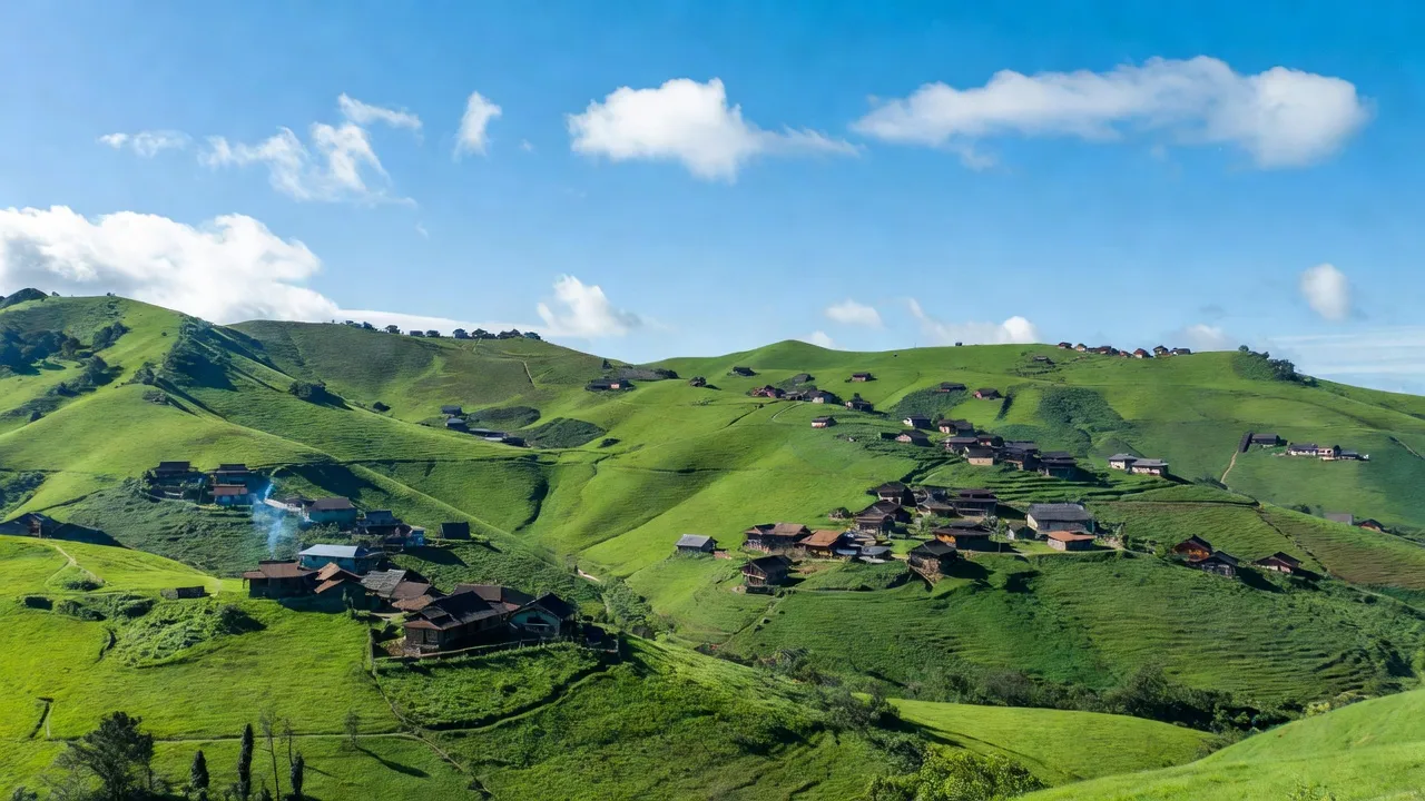 Cảnh đẹp xã Lũng Chinh, huyện Mèo Vạc, Hà Giang với núi non hùng vĩ và thôn làng truyền thống.