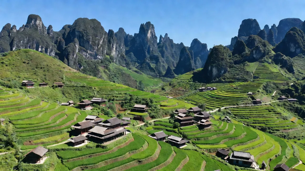 Cảnh quan xã Pải Lủng, Mèo Vạc, Hà Giang với núi đá vôi và ruộng bậc thang.