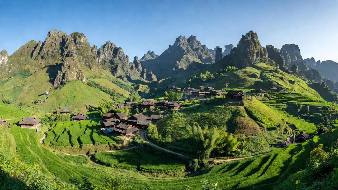Xã Xín Cái, huyện Mèo Vạc, tỉnh Hà Giang, with beautiful mountains and local houses amidst lush greenery.