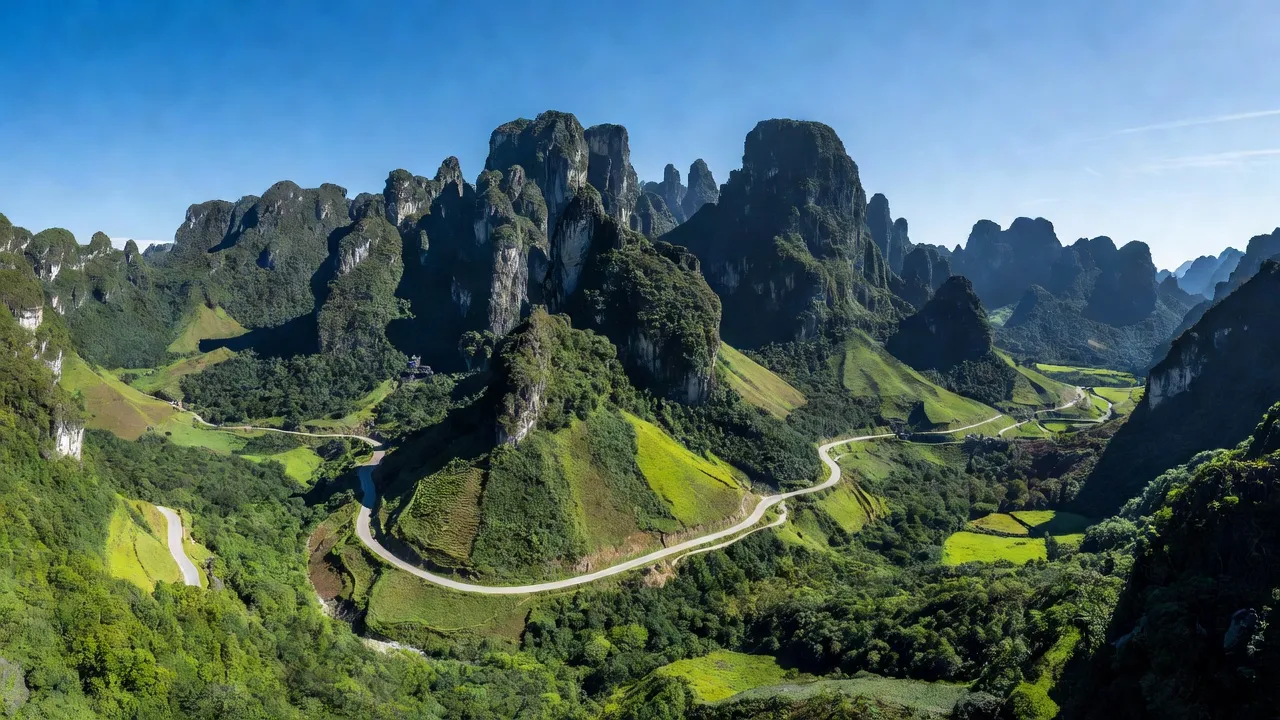 Khung cảnh xã Đông Hà, huyện Quản Bạ, Hà Giang với núi non và đường Quốc lộ 4C.