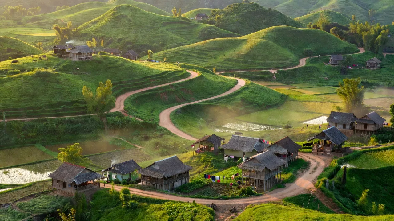 Cảnh đẹp xã Minh Tân, huyện Vị Xuyên, tỉnh Hà Giang với đồi núi và nhà truyền thống.