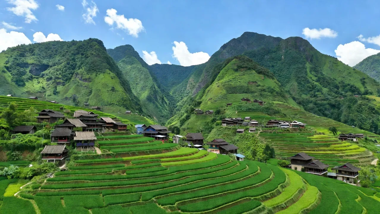 Khung cảnh vùng cao Xã Xín Chải, huyện Vị Xuyên, tỉnh Hà Giang với núi non và ruộng bậc thang.