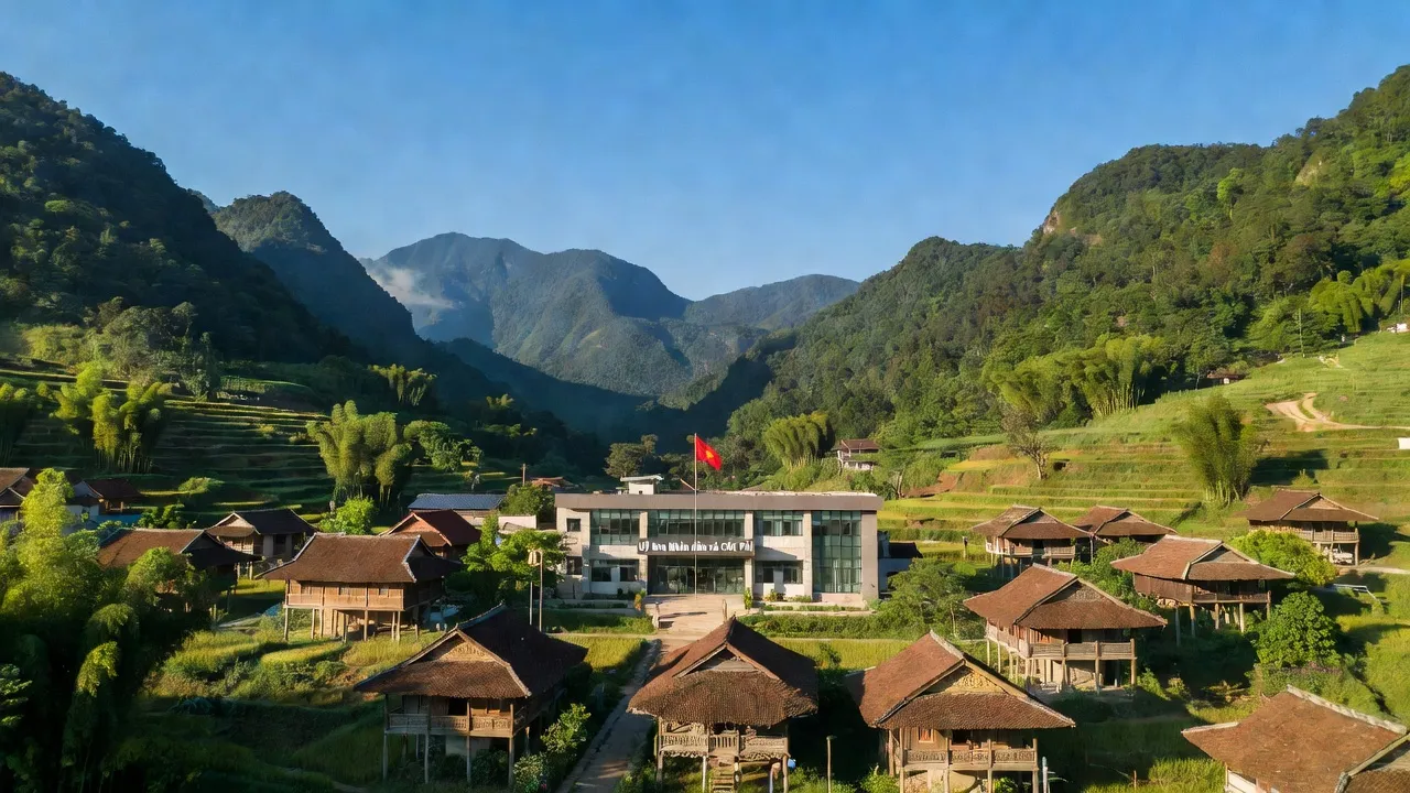 Thị trấn Cốc Pài, huyện Xín Mần, Hà Giang với cảnh quan núi non và nhà truyền thống xanh mát.