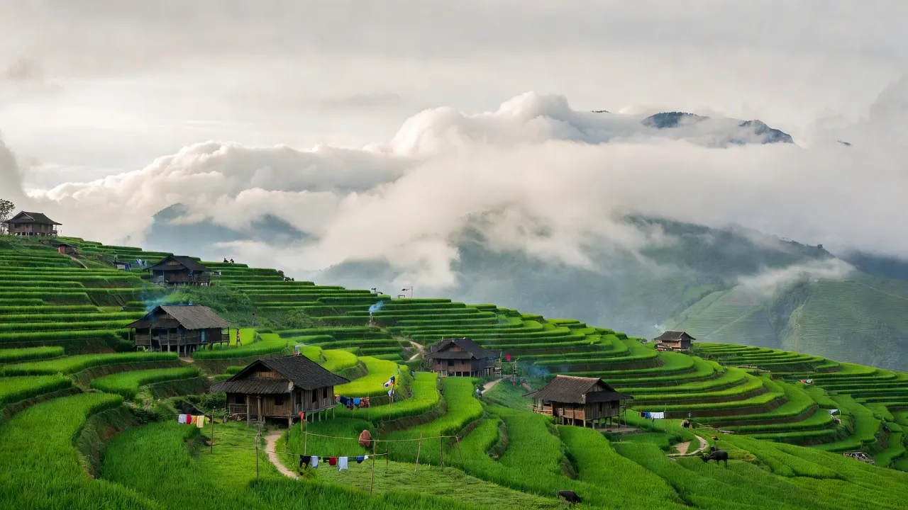 Khung cảnh yên bình xã Hữu Vinh, huyện Yên Minh, tỉnh Hà Giang với đồi núi xanh và nhà gỗ truyền thống.