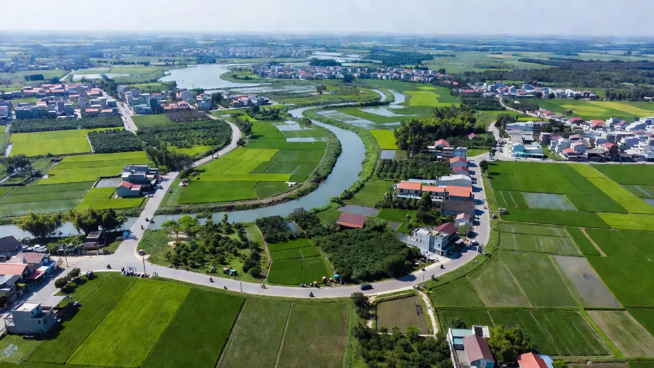 Khung cảnh xã Phù Vân, thành phố Phủ Lý, tỉnh Hà Nam, sông Đáy và cây xanh bao quanh.