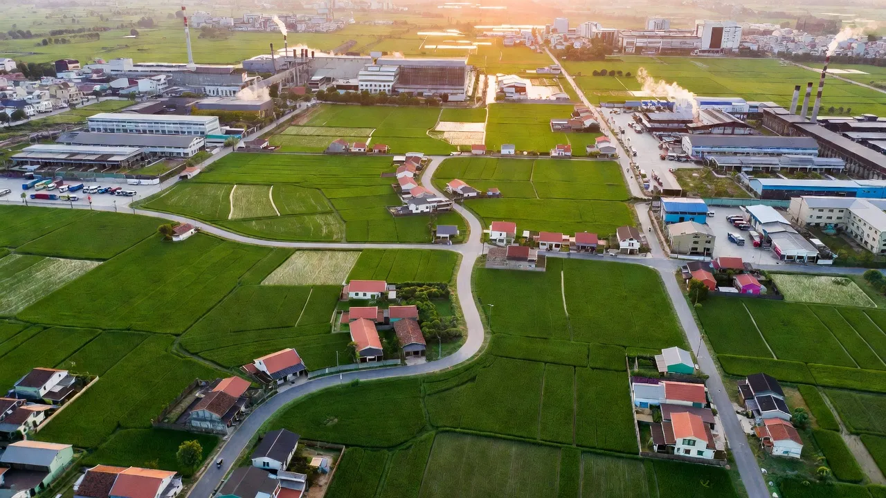 Cảnh quan xã Thanh Nguyên, huyện Thanh Liêm, tỉnh Hà Nam với thiên nhiên xanh tươi và đường kết nối.