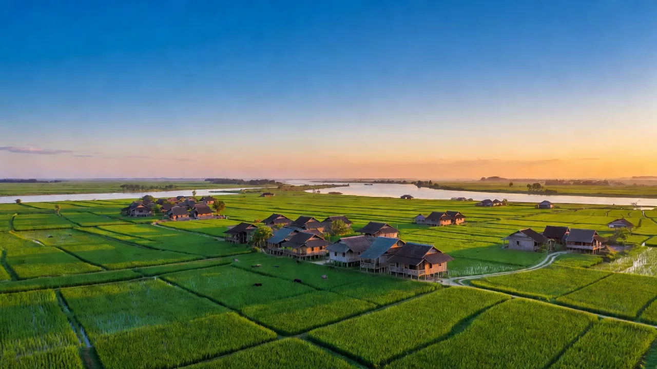Cảnh đẹp tỉnh Hà Nam với cánh đồng xanh, làng quê truyền thống và bầu trời trong xanh.