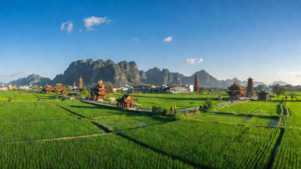 Cảnh quan đẹp Hà Nam, Việt Nam với đồng ruộng và núi non, thể hiện vẻ đẹp thiên nhiên.